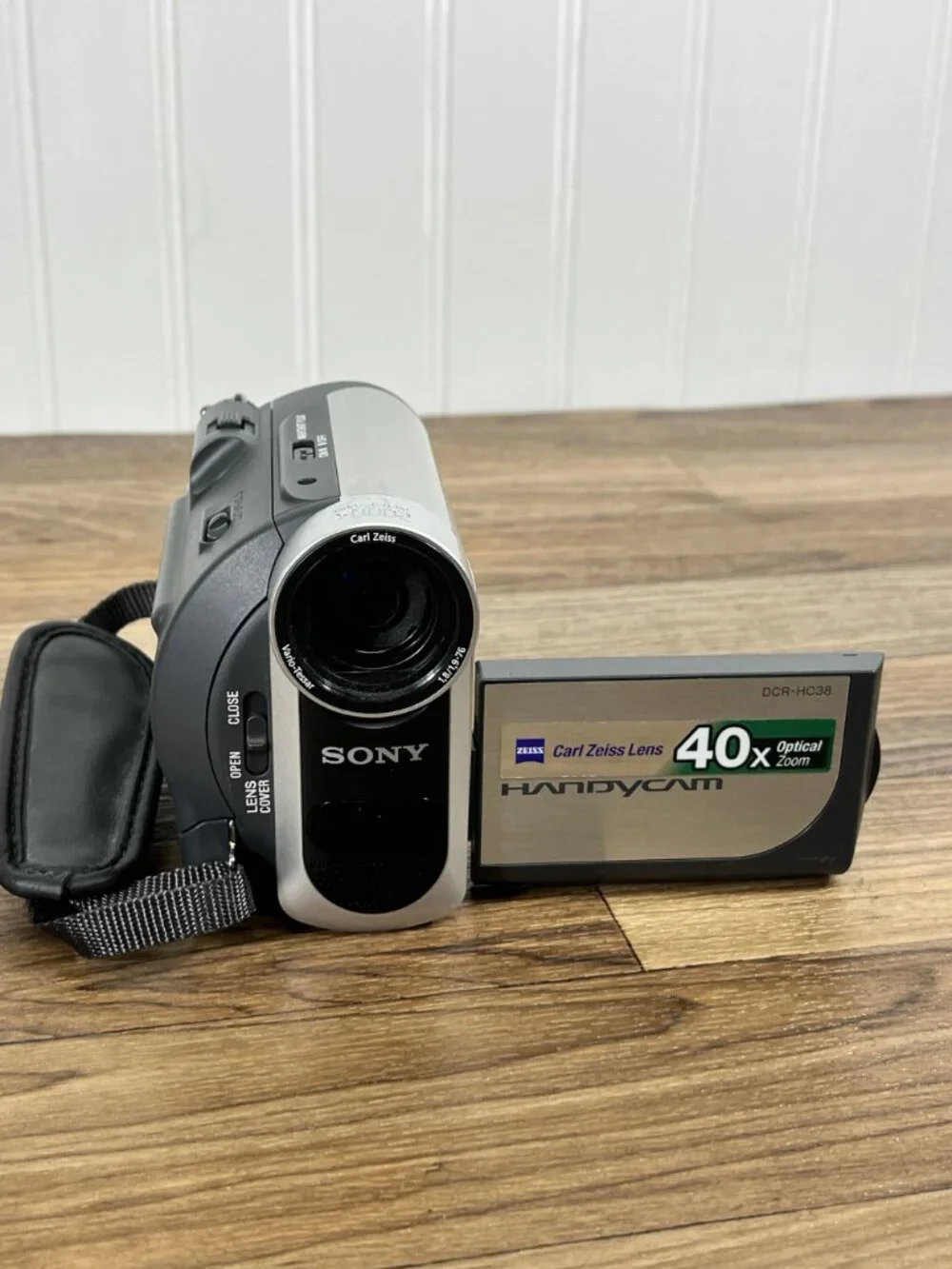 Sony Handycam DCR-HC38 Digital Video Camera MiniDv FOR PARTS READ